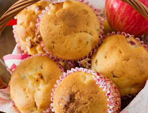 Muffin alle mele e cannella con burro vegano: un dolce classico che piace a molti.